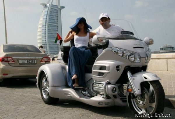 迪拜又一个新鲜事物出现了--观光摩托车Flybike