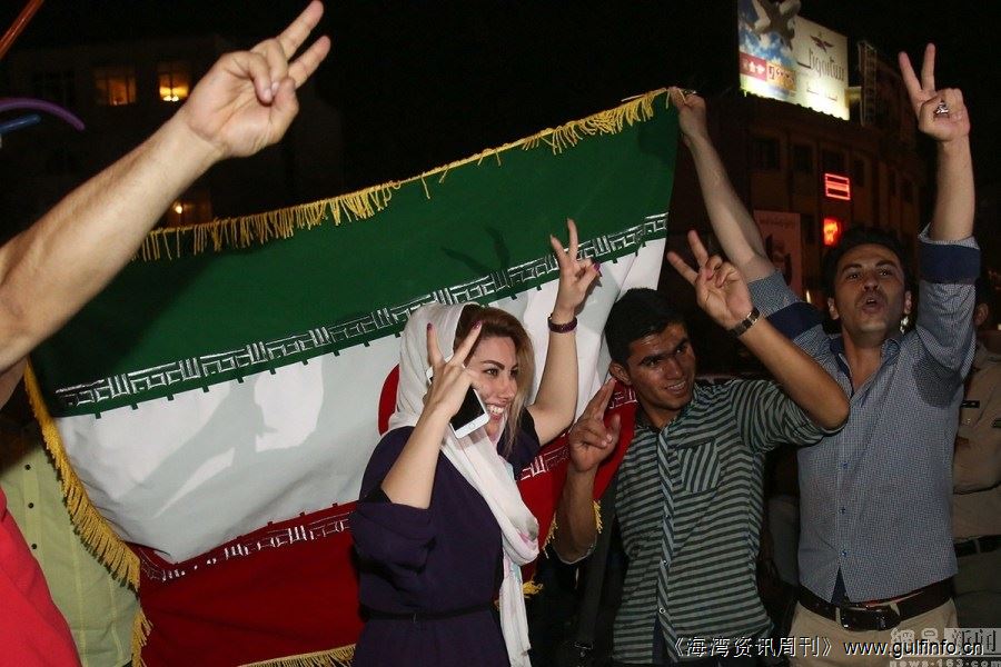 协议达成后，伊朗民众纷纷走上街头相互庆祝