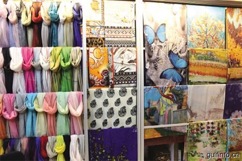 伊朗商人爱上义乌批发市场淘真丝头巾，伊朗零售市场活跃！