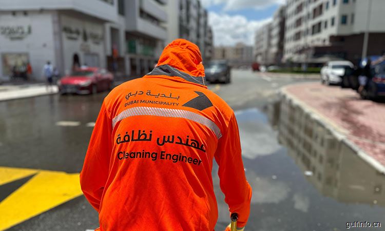 迪拜颁发纪念奖章！表彰一线工作人员为极端天气后的城市恢复的付出